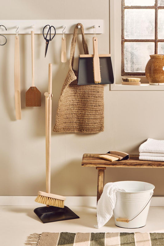 Kehrschaufel mit Besen und Baumwollschnur