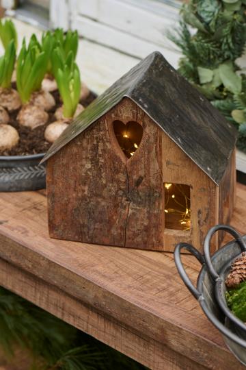 Haus Holz mit Metalldach Unika