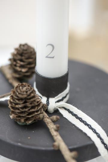 ib-laursen-stabkerze-klein-1-24-weiss-graue-zahlen-4170-18-1