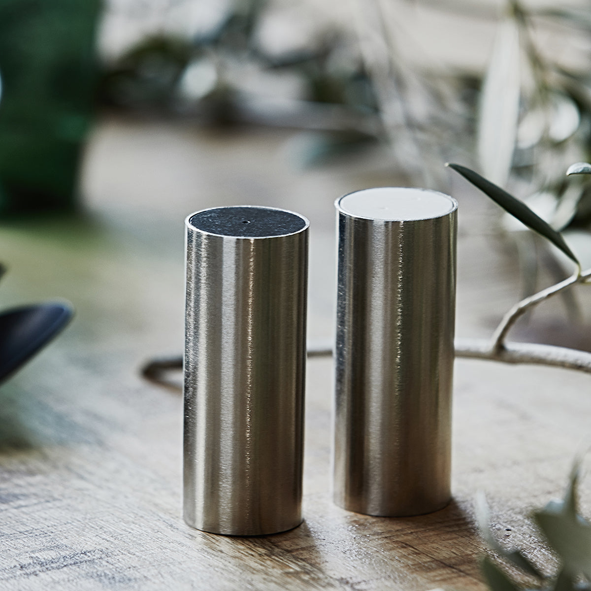tisch-kueche-marken-kuechenhelfer-aufbewahrung-house-doctor-salt-and-pepper-tall-brushed-silver-finish-wg26867-_0